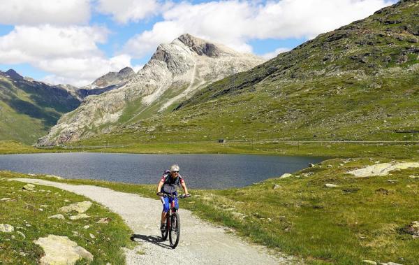 Auf zwei Rädern durch die Alpen: Mountainbiken in Graubünden