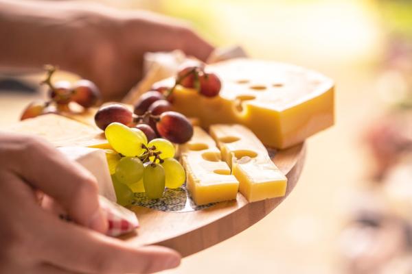 Käse, Wein & Wanderschuhe: Kulinarische Wanderabenteuer in den Schweizer Alpen