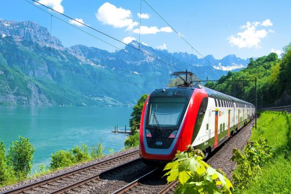 ÖPNV in den Schweizer Alpen: Unterwegs mit Bahn, Bus und Seilbahn