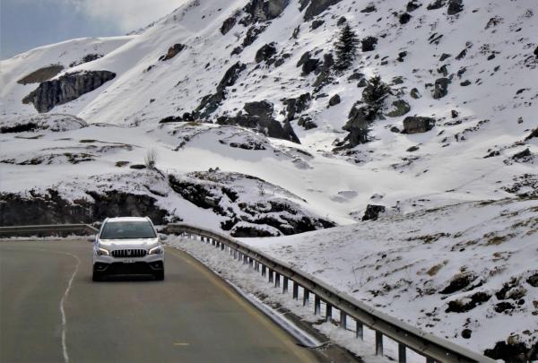 Mit vier Rädern durch die Schweizer Bergwelt: Der ultimative Fahrleitfaden