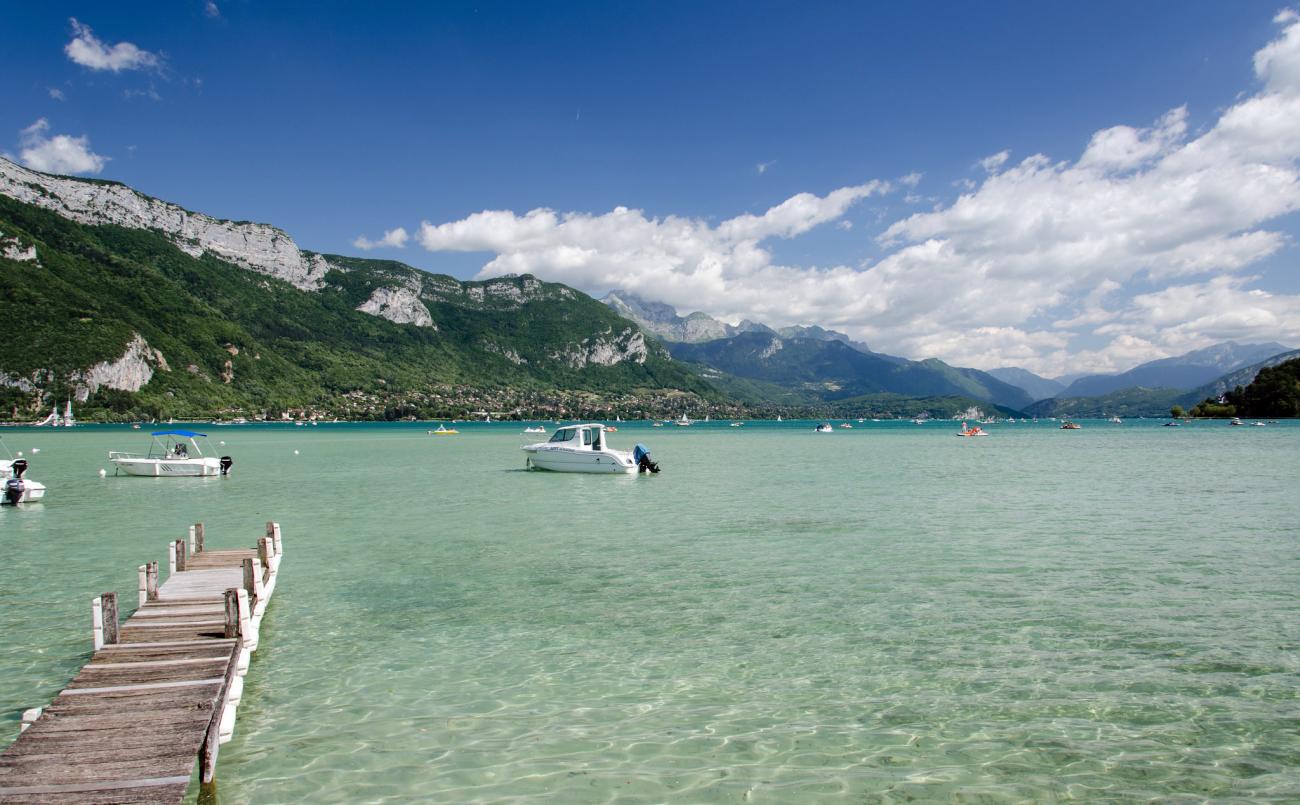 Der kristallklare Lac d’Annecy: Ein Outdoor-Paradies zwischen Wasser und Bergen