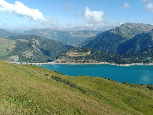 Barrage de Roselend: Smaragdfarbener Stausee, Almwiesen und schroffe Gipfel