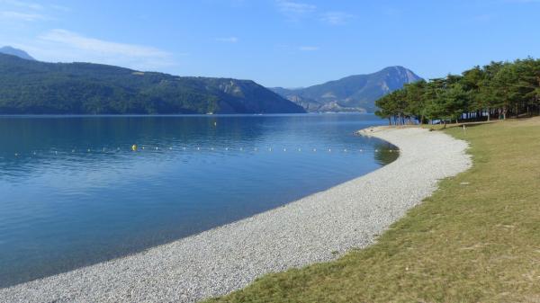 Lac de Serre-Ponçon: Großer Stausee mit Stränden und Alpenpanorama