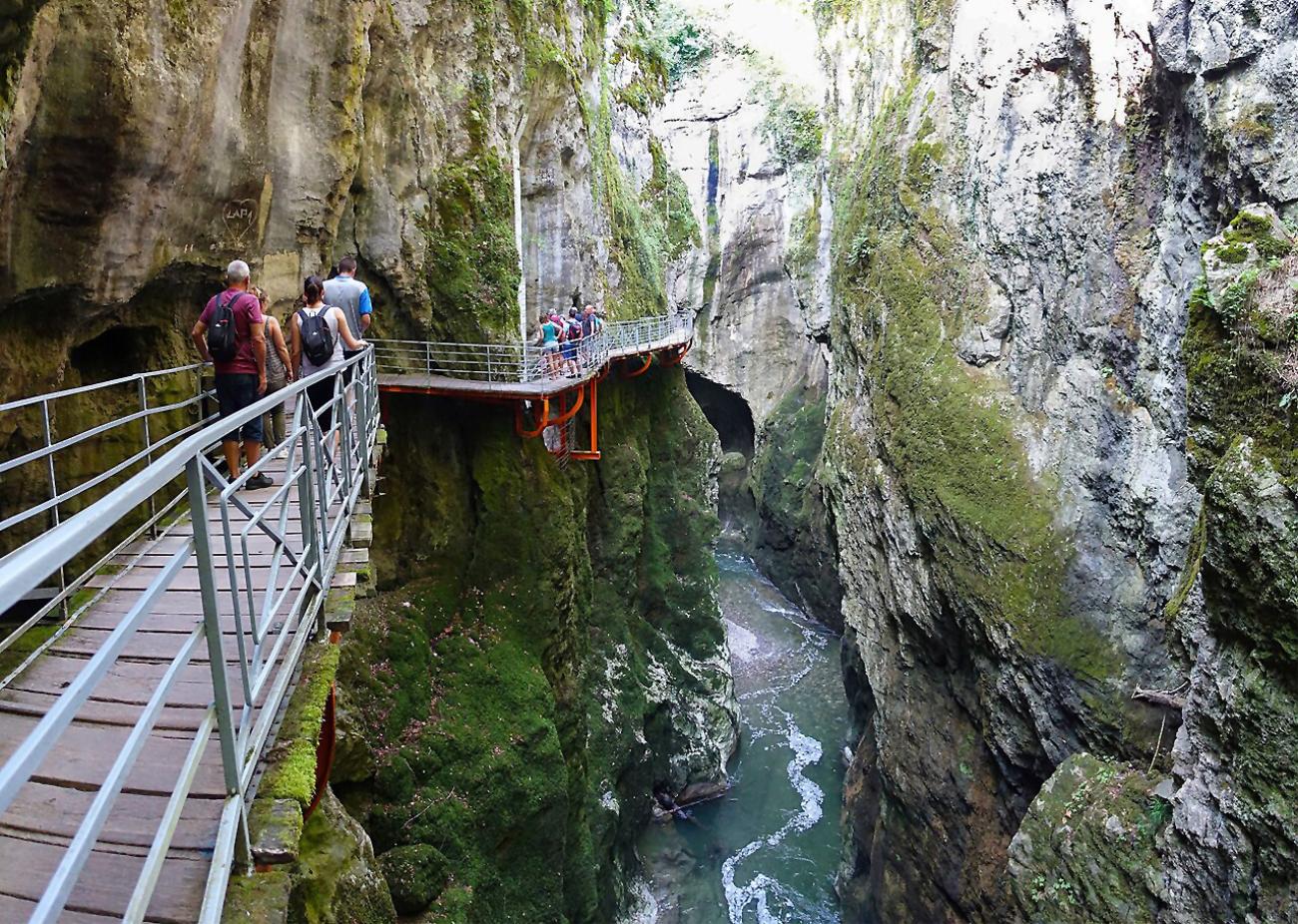 Gorges du Fier bei Annecy: Eine spektakuläre Schlucht mit donnerndem Wasser