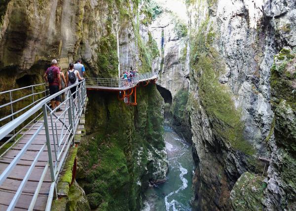 Gorges du Fier bei Annecy: Eine spektakuläre Schlucht mit donnerndem Wasser