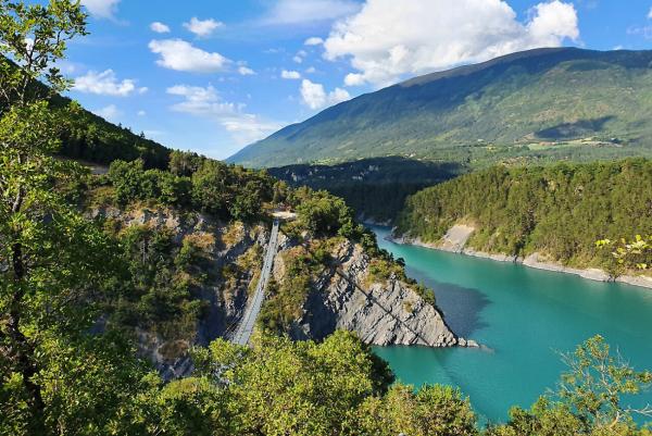 Türkise Tiefe, schwindelnde Höhe: Der Lac de Monteynard und seine Hängebrücken