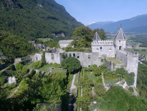 Die Ruinen von Château de Miolans: Eindrucksvolle Burganlage mit Aussicht