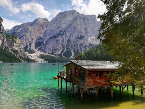 Der Pragser Wildsee und das stille Pragser Tal hinter dem Instagram-Star