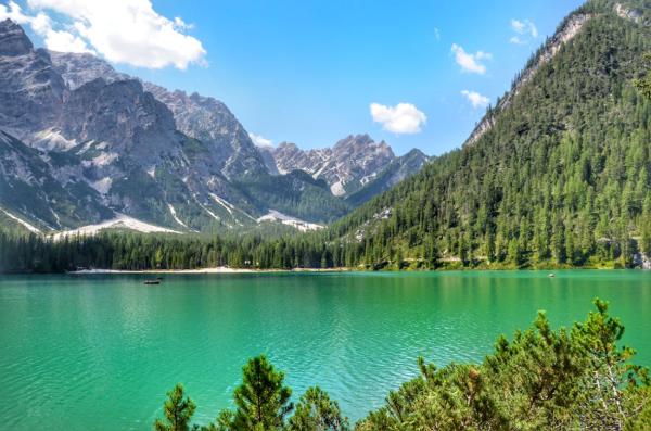Rundwanderung am Antholzer See: Ein leichter Rundweg um den smaragdgrünen Bergsee