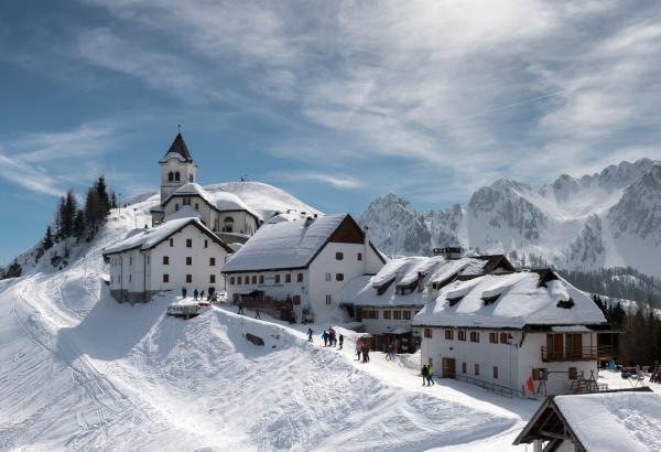 Winterwandern am Monte Lussari: Ein magischer Pilgerort im Schnee