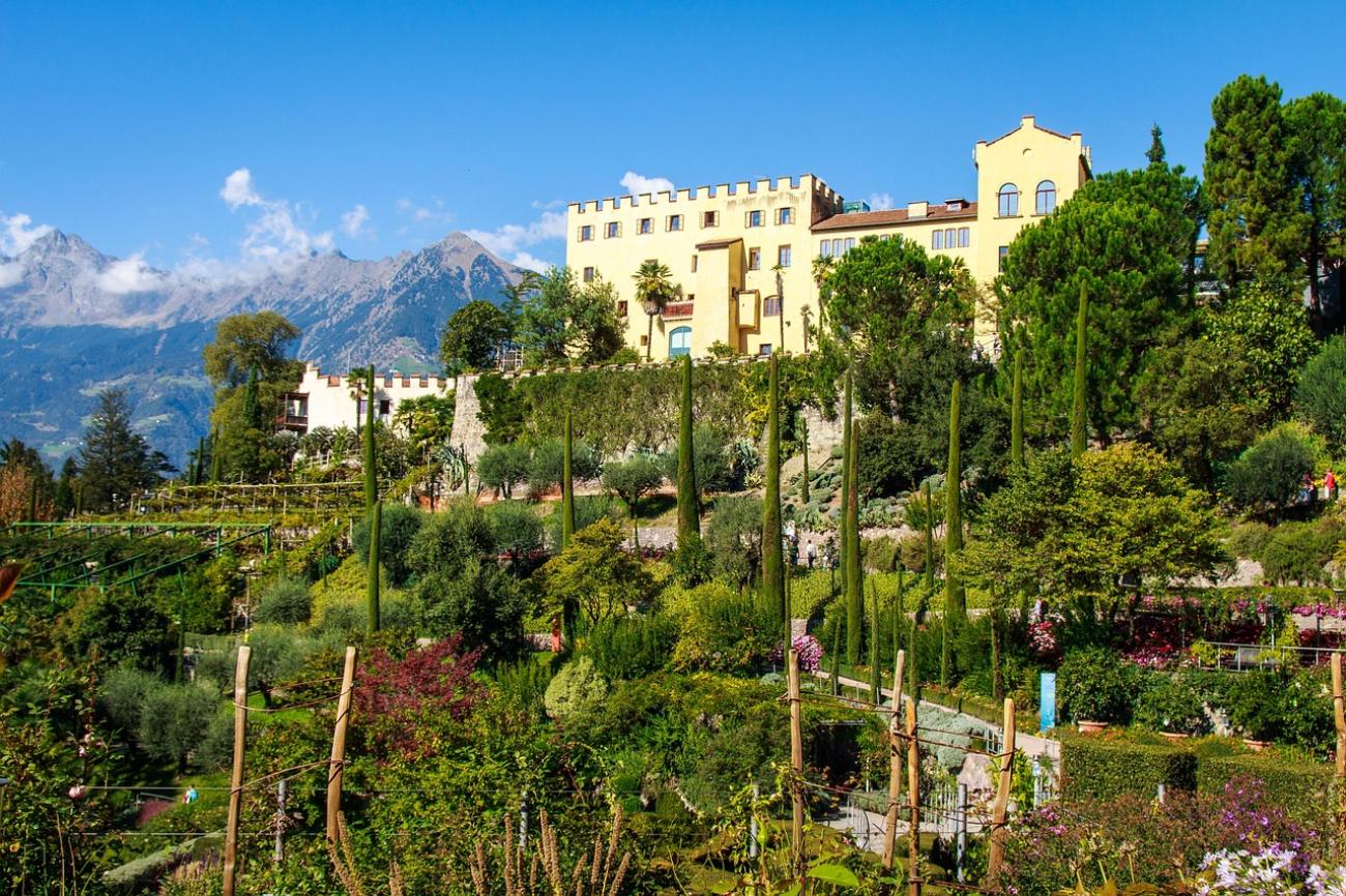 Blütenspektakel am Hang: Die Botanischen Gärten von Trauttmansdorff in Meran