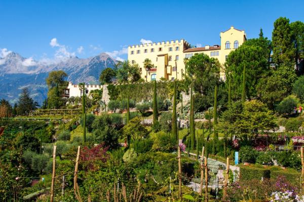 Blütenspektakel am Hang: Die Botanischen Gärten von Trauttmansdorff in Meran