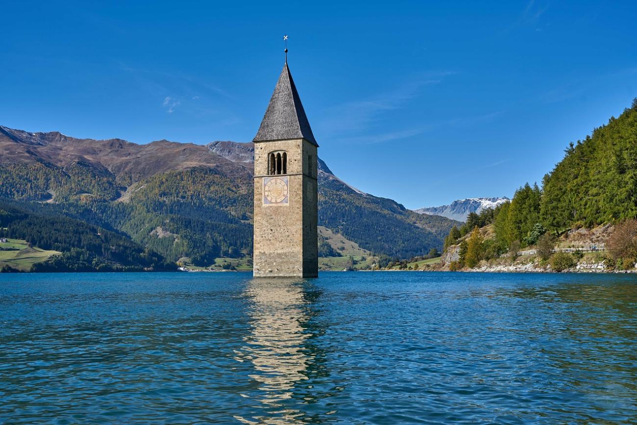 Zeitkapsel im Alpenwasser: Der Reschensee und sein einsamer Kirchturm