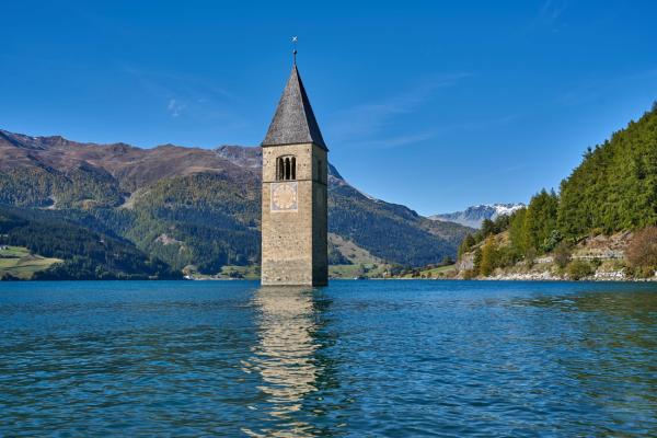 Zeitkapsel im Alpenwasser: Der Reschensee und sein einsamer Kirchturm
