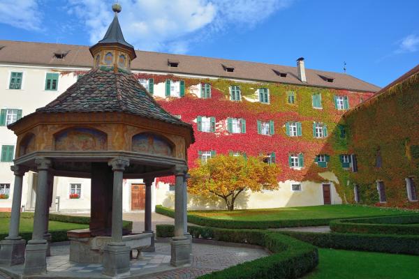 Ein Tag im Kloster Novacella: Weinbau, Weisheit und weite Blicke