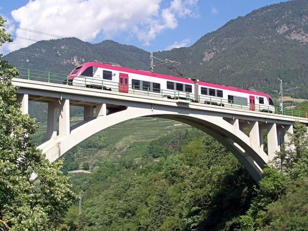 Mit Bus und Bahn durch die Berge: So funktioniert der ÖPNV in Südtirol und Trentino