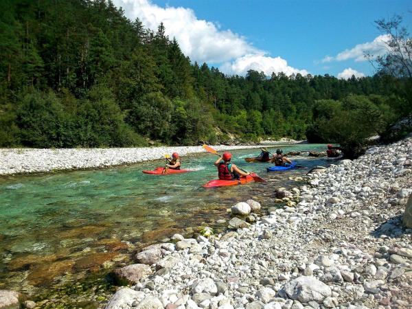 Kajakfahren und Canyoning: Warum die Soča Europas coolster Outdoor-Fluss ist