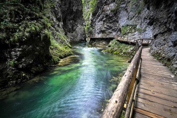 Über Holzstege durch die wilde Vintgar-Schlucht zum Šum-Wasserfall
