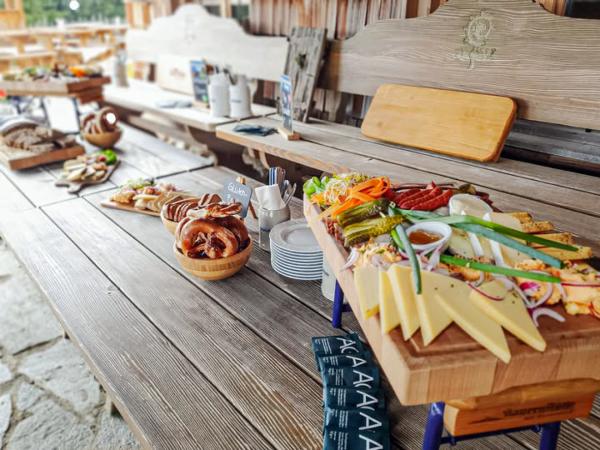Frühstück mit Fernblick: Bayerns beste Brunch-Spots auf Berghütten und Almen