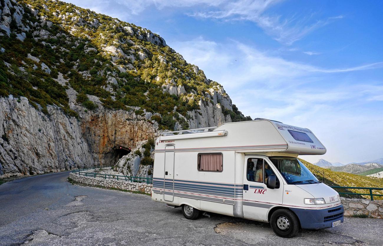 Mit dem Wohnmobil durch die französischen Alpen: Verbote, Stellplätze und praktische Tipps