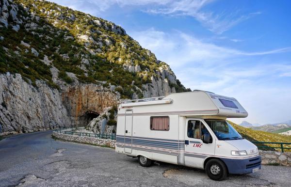 Mit dem Wohnmobil durch die französischen Alpen: Verbote, Stellplätze und praktische Tipps