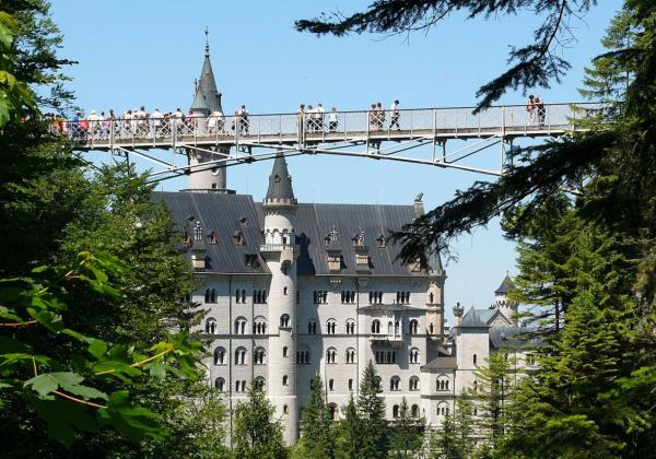 Kutschen und Klettersteige: Familienfreundliche Aktivitäten rund um Neuschwanstein