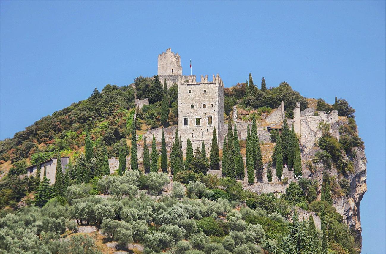 Hoch hinaus: Auf steinigen Pfaden zur Castello di Arco im Trentino