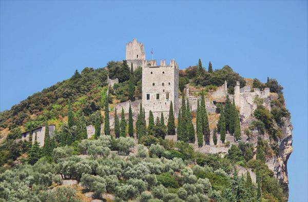 Hoch hinaus: Auf steinigen Pfaden zur Castello di Arco im Trentino