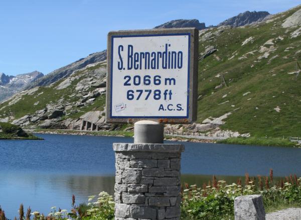 Hoch hinaus am San Bernardino Pass: Wo die Alpen ihre wilde Seite zeigen