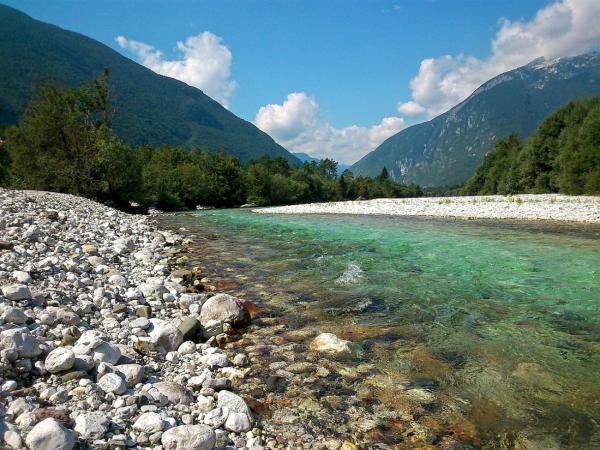 Zelten am smaragdgrünen Fluss: Die besten Campingplätze im Soča-Tal
