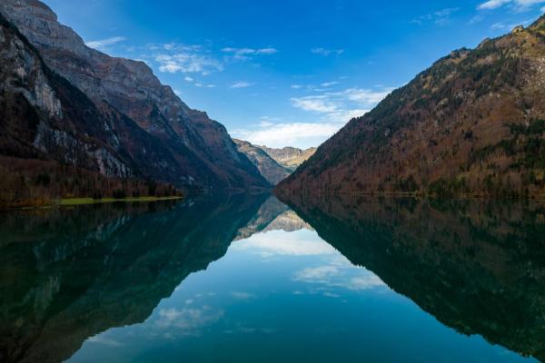 Klöntalersee: Der türkisblaue Stausee und stille Star der Glarner Alpen