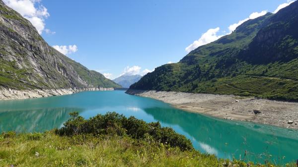 Vals und der Zervreilasee: Thermalquellen, Stausee-Zauber und ursprüngliche Natur