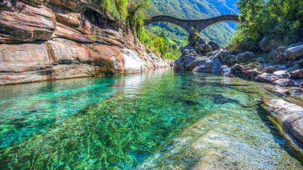 Das Tessiner Verzasca-Tal: Kristallklares Wasser und mittelalterliche Dörfer