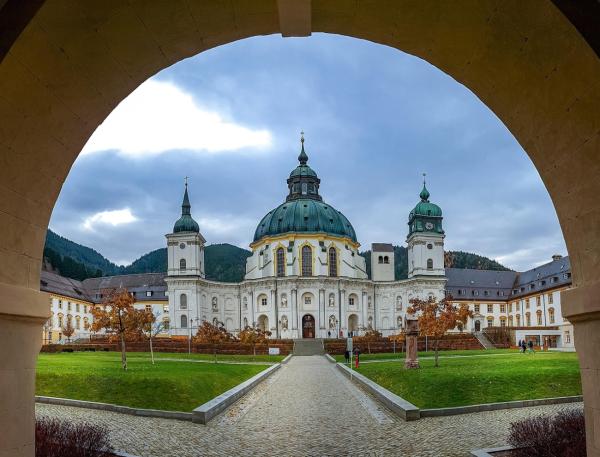Kloster Ettal: Barockpracht und Benediktiner-Tradition inmitten der Berge