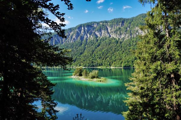 Der kristallklare und kalte Eibsee: Bayerns schönster Bergsee am Fuß der Zugspitze