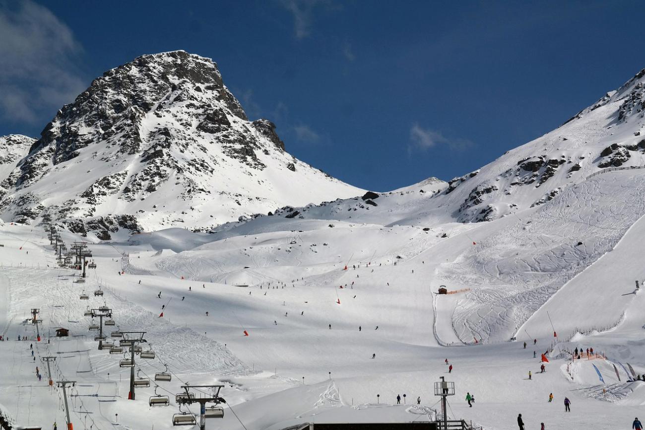 Ischgl zwischen Pisten und Après-Ski: Vom Bergbauerndorf zum Ibiza der Alpen