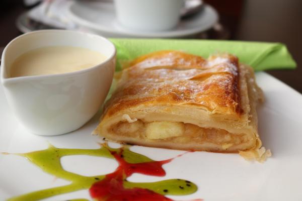 Zwischen Apfelstrudel und Alpenblick: Traditionscafés in den bayerischen Bergen