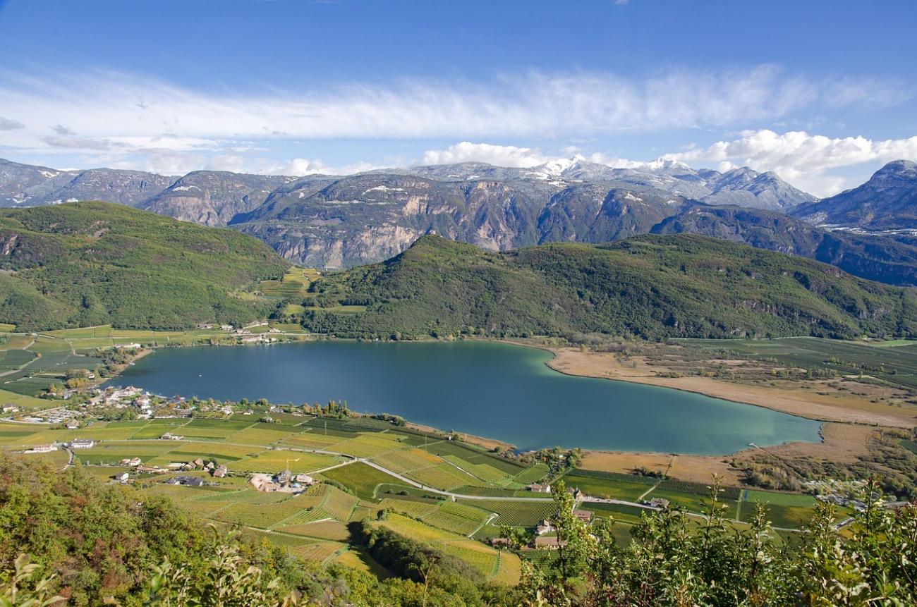 Der wärmste Badesee der Alpen: 28 Grad und Bergsicht am Kalterer See