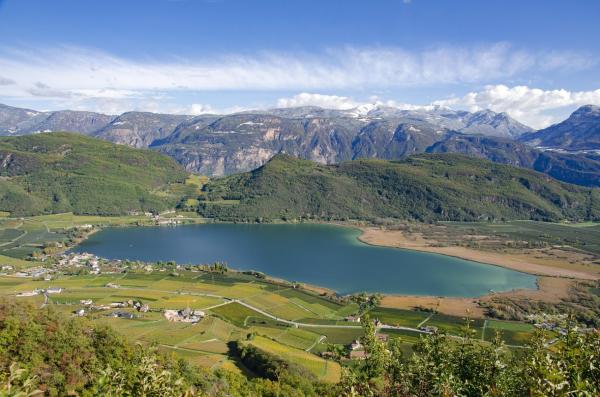 Der wärmste Badesee der Alpen: 28 Grad und Bergsicht am Kalterer See