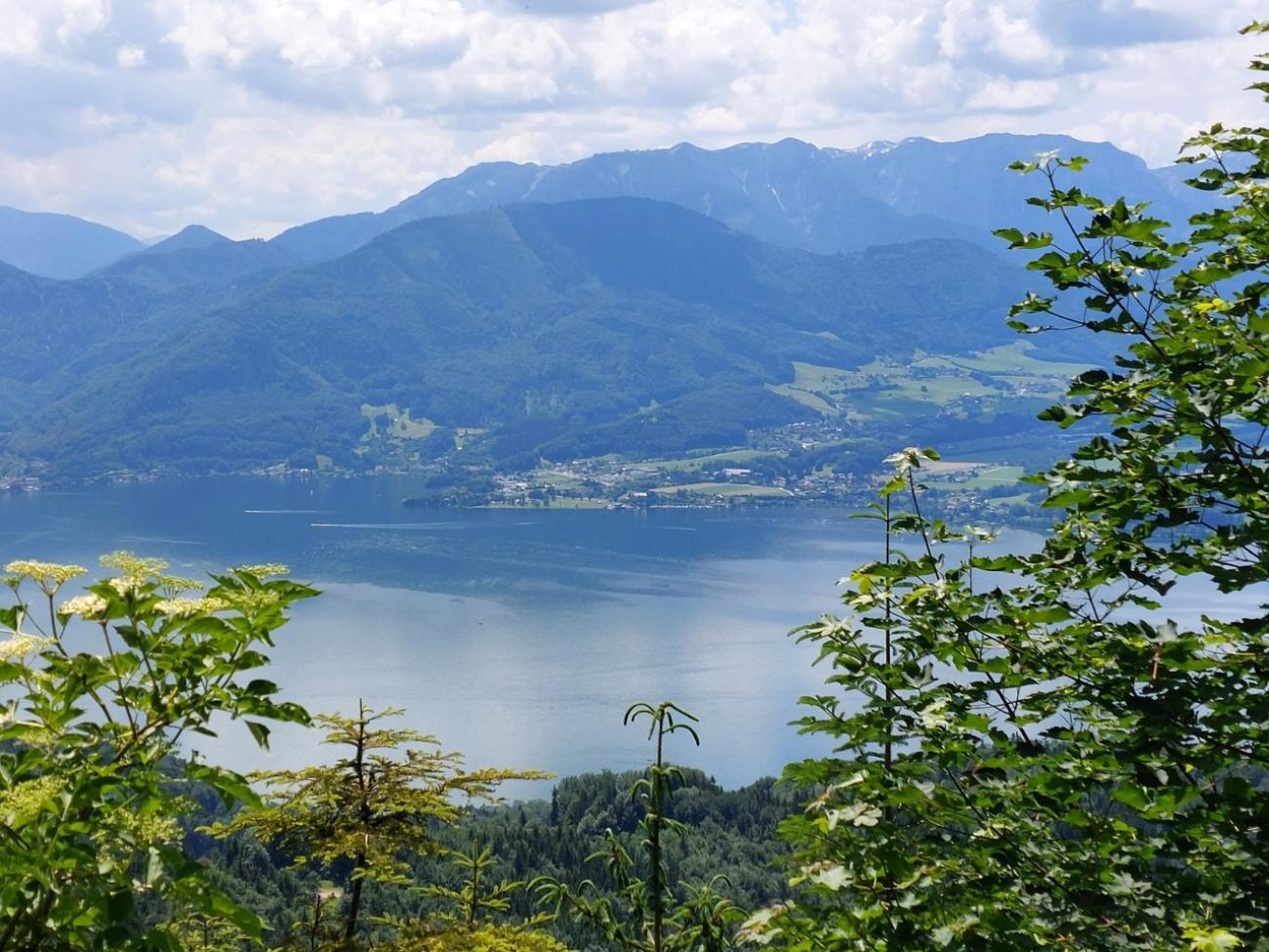 Auf dem Grünberg bei Gmunden: Wandern mit Blick auf den Traunsee