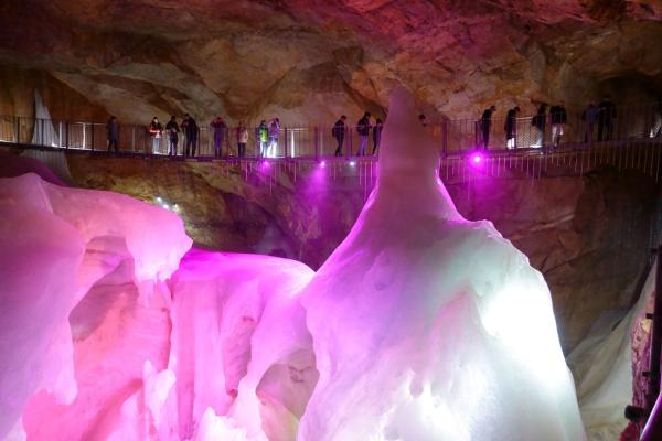 Gefrorene Zeit im Berg: Die spektakuläre Dachstein-Rieseneishöhle