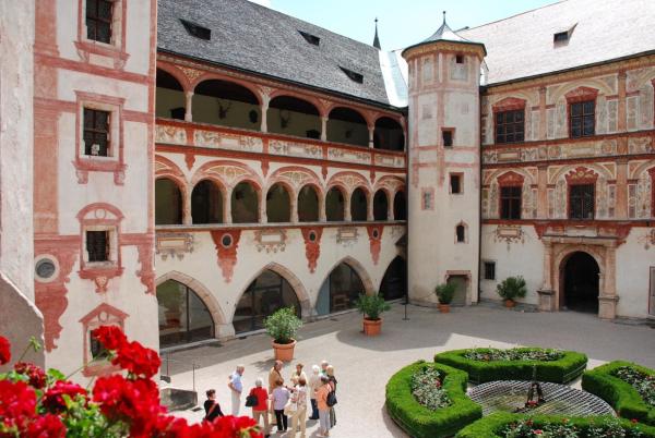 Schloss Tratzberg: Prunksäle, Geheimgänge und eine imposante Waffensammlung