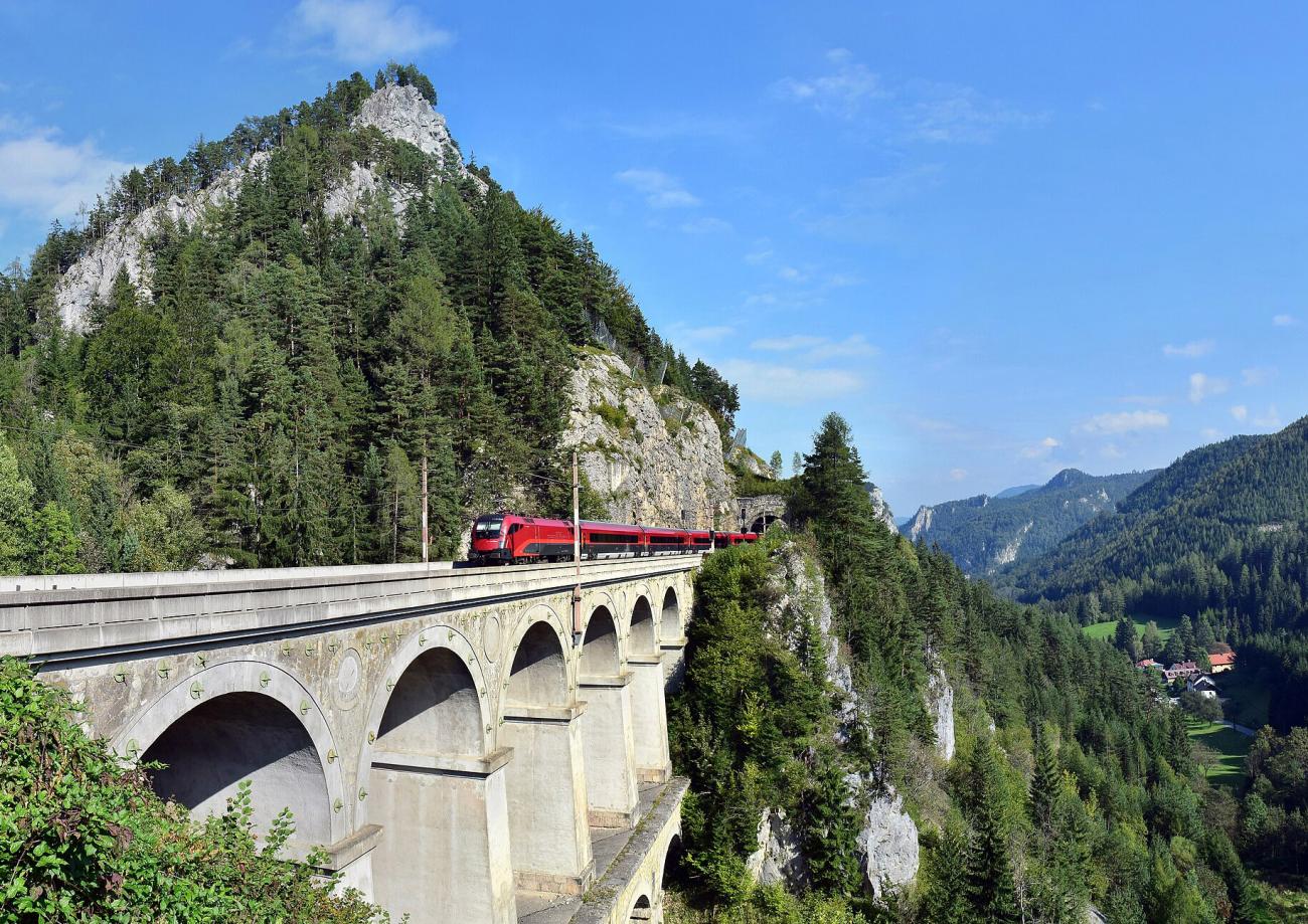 Die spektakulärsten Zugfahrten in Österreich: Alpine Bahnstrecken und Spartipps