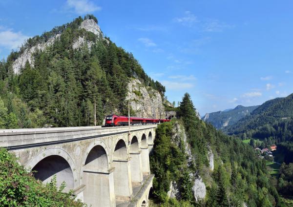 Die spektakulärsten Zugfahrten in Österreich: Alpine Bahnstrecken und Spartipps