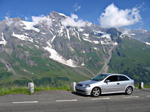 Österreich mit dem Auto: Alles über Tunnelgebühren, Pickerl und Parkregelungen